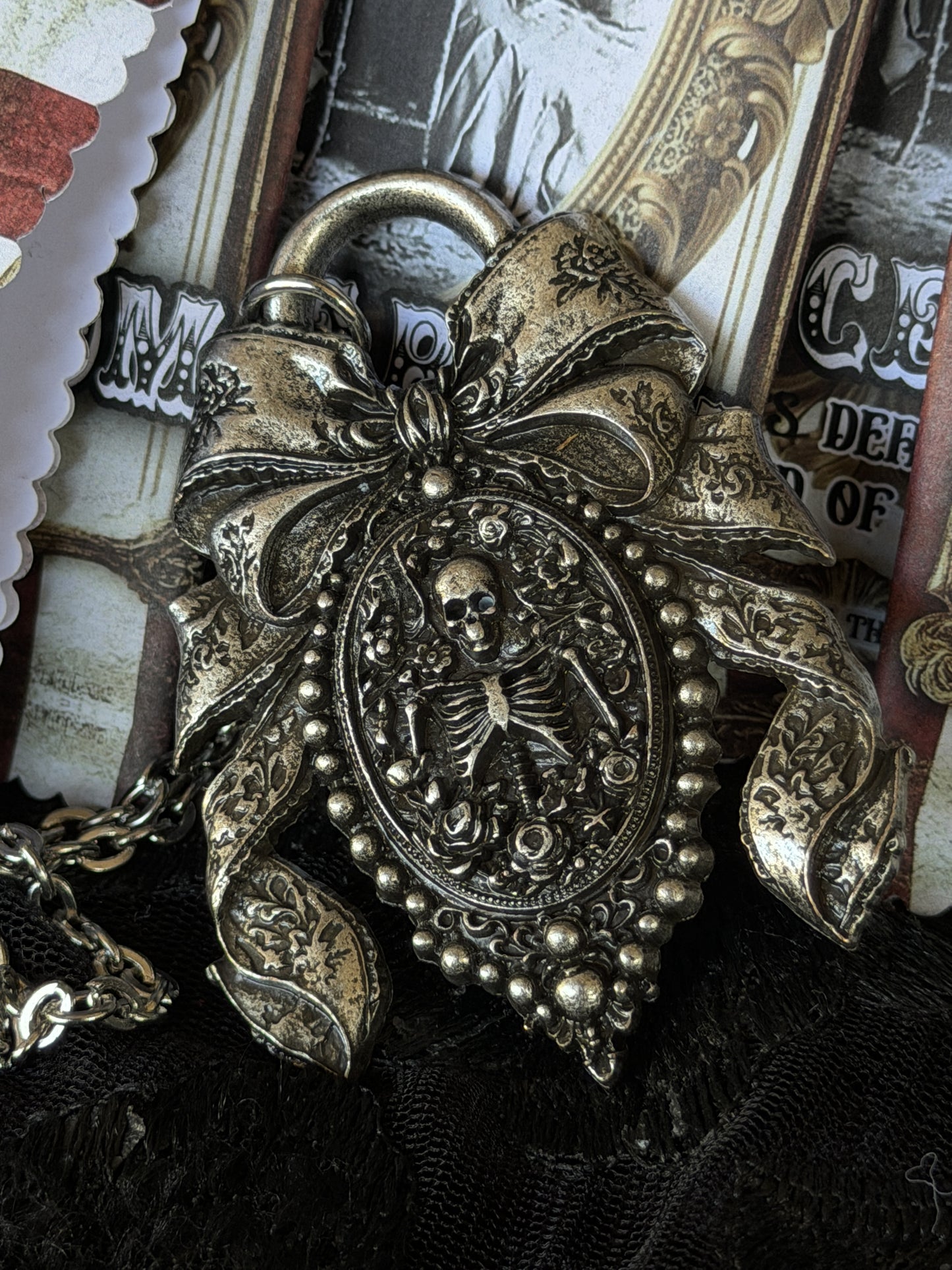 THE SÉANCE ROOM - Mother of Hades Trinkets Dealt By The Hand of Fate Blind bag