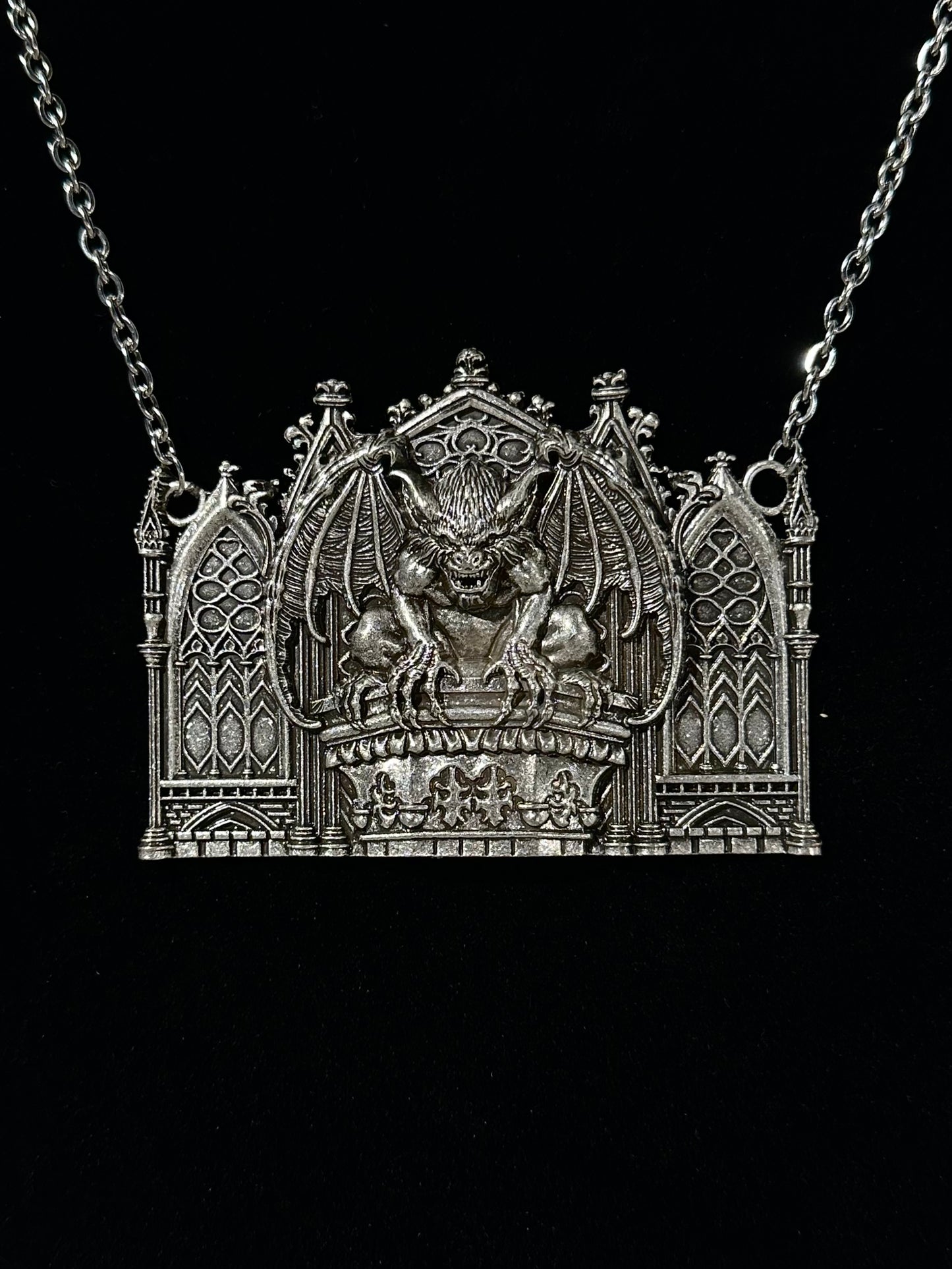 NOTRE DAME - Mother of Hades X vampire freaks Cast Necklace