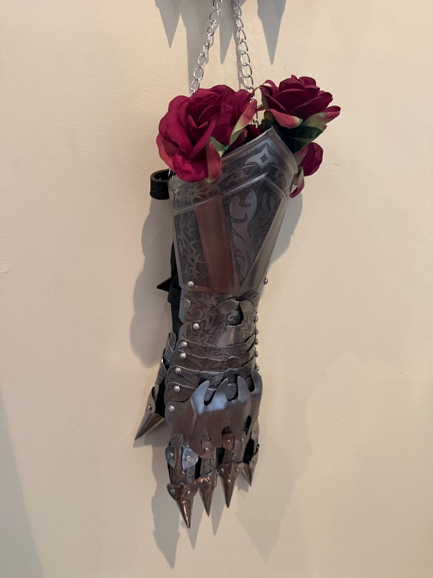 GAUNTLET - dry wall vase