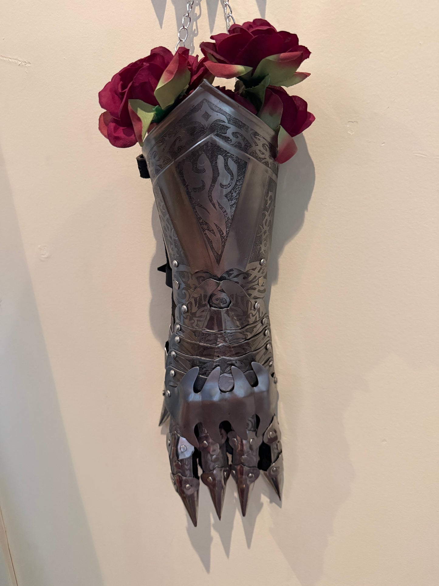 GAUNTLET - dry wall vase