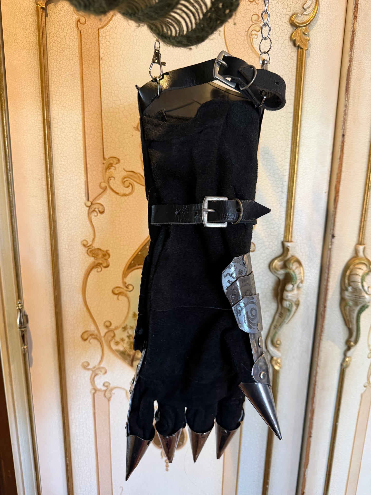 GAUNTLET - dry wall vase