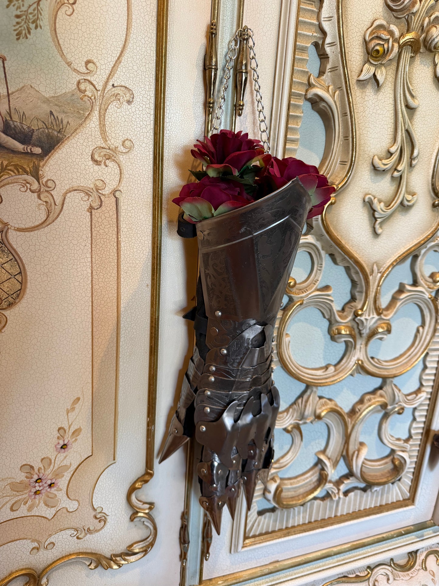 GAUNTLET - dry wall vase