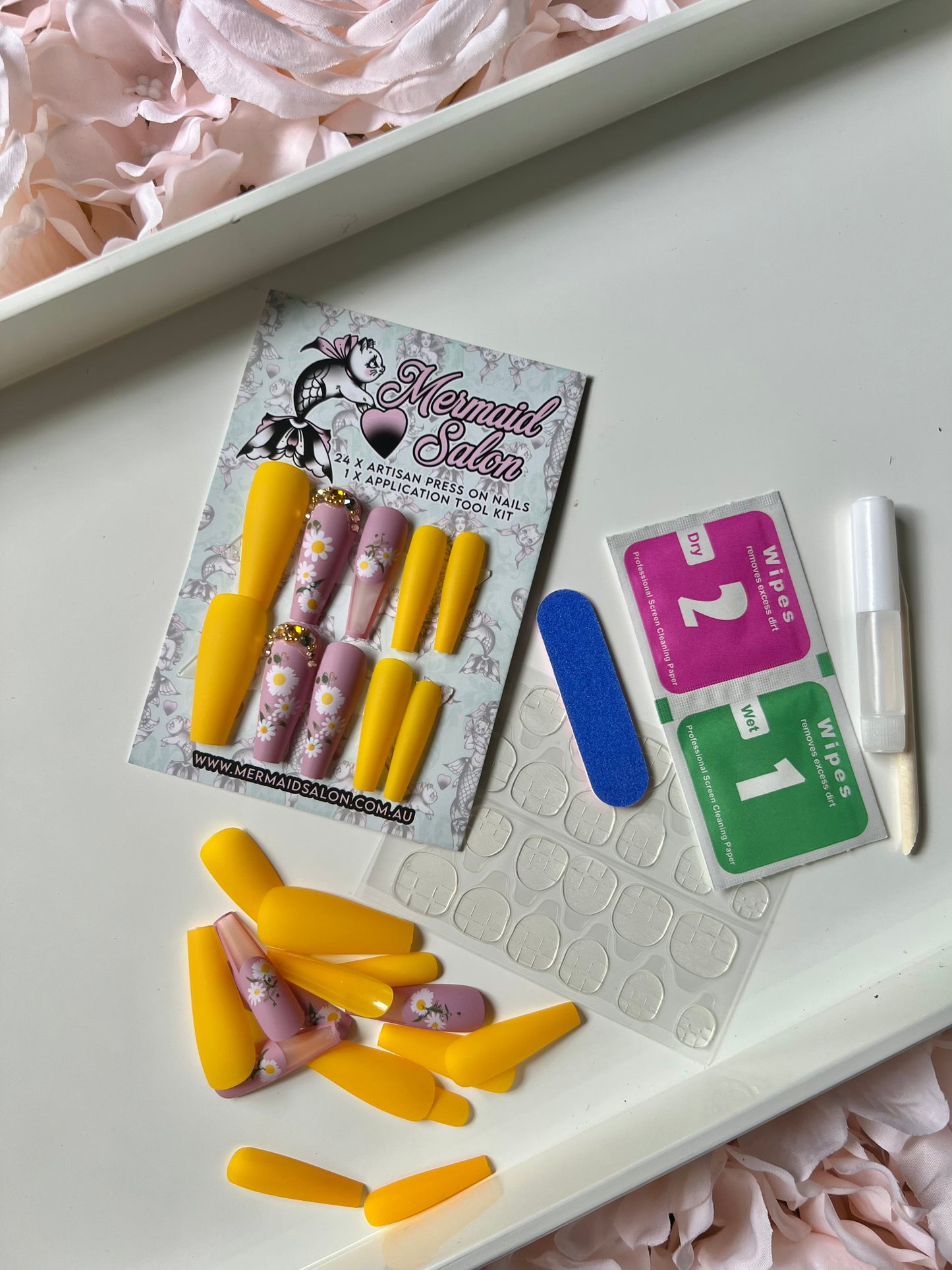 LAZY DAISY - Press-On Nail Kit